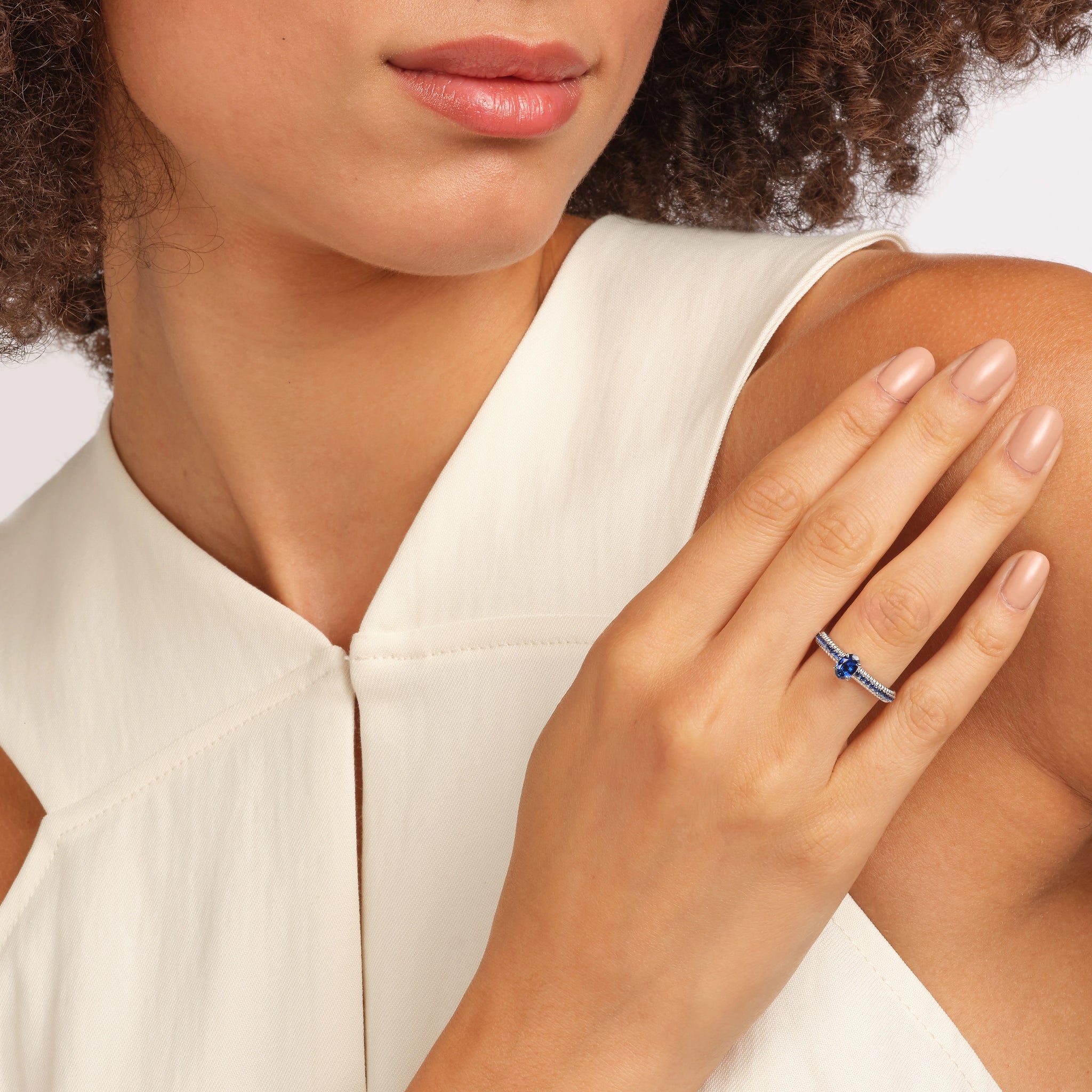 Geriffelter Ring aus Weißgold mit blauem Saphir und saphirbesetzten Schultern I Fabergé