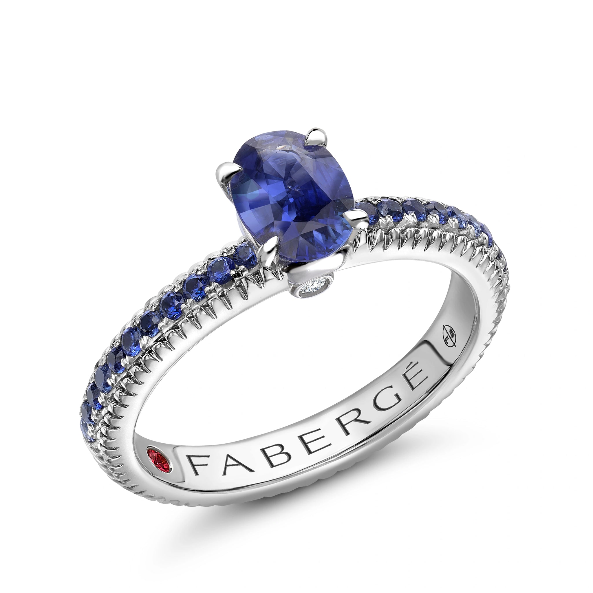 Geriffelter Ring aus Weißgold mit blauem Saphir und saphirbesetzten Schultern I Fabergé