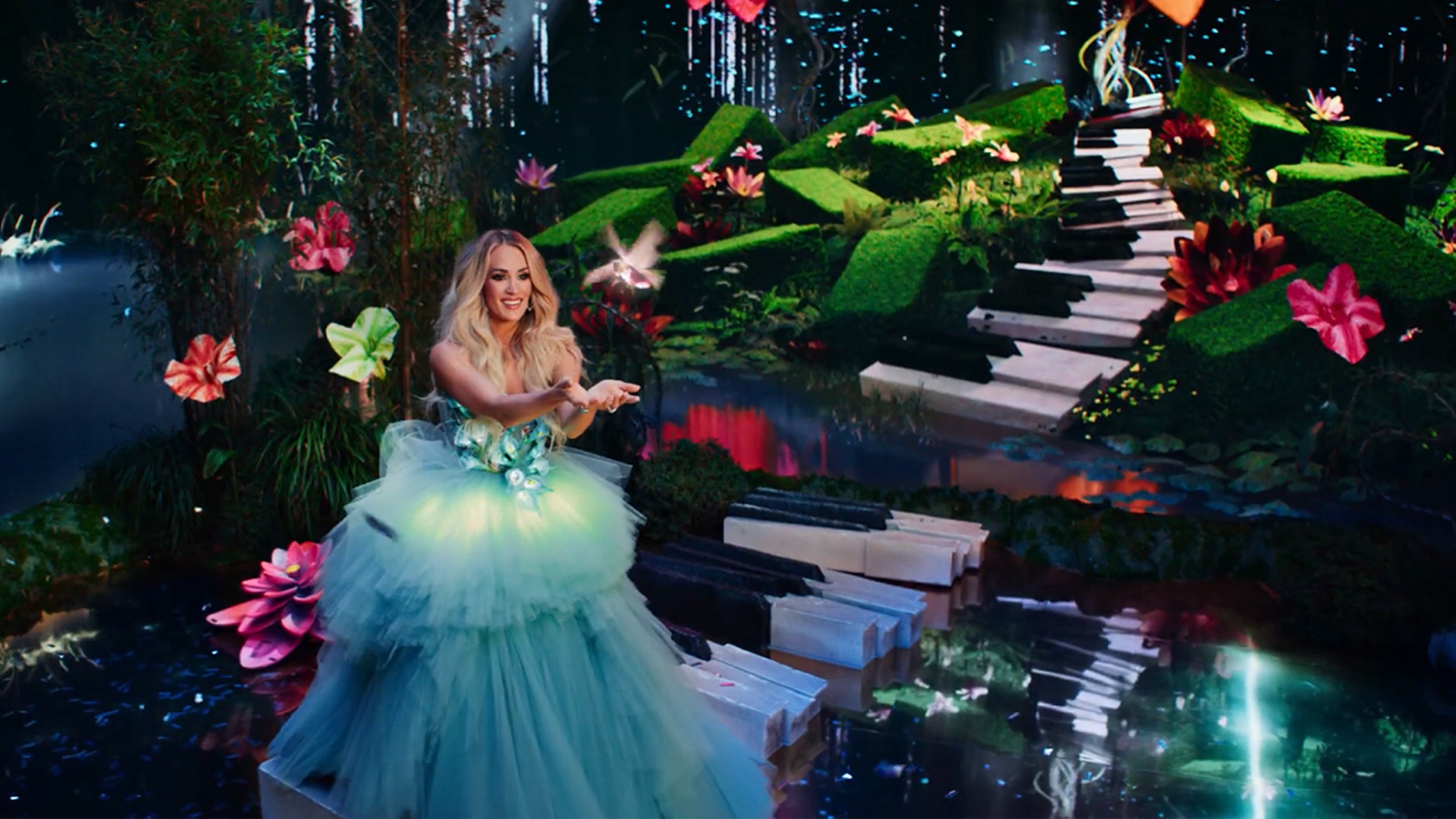 Carrie-Underwood-Fabergé-x-James-Ganh-Cabochon-Pariba-Tourmaline-and-Diamond-Transformable-Cluster-Ring-Resorts-World-Las-Vegas