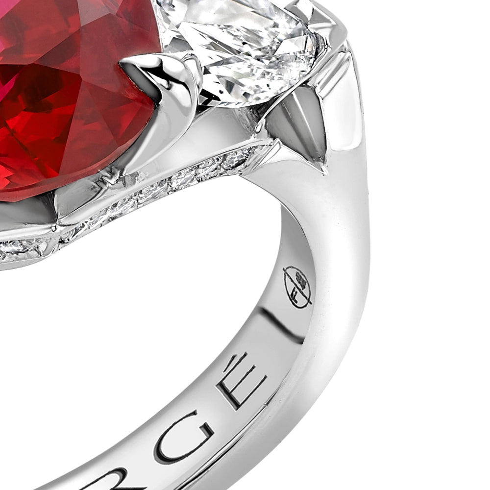 Bague rubis ovale en platine de 4 33 ct sertie de diamants en forme de poire Faberge FABERGE