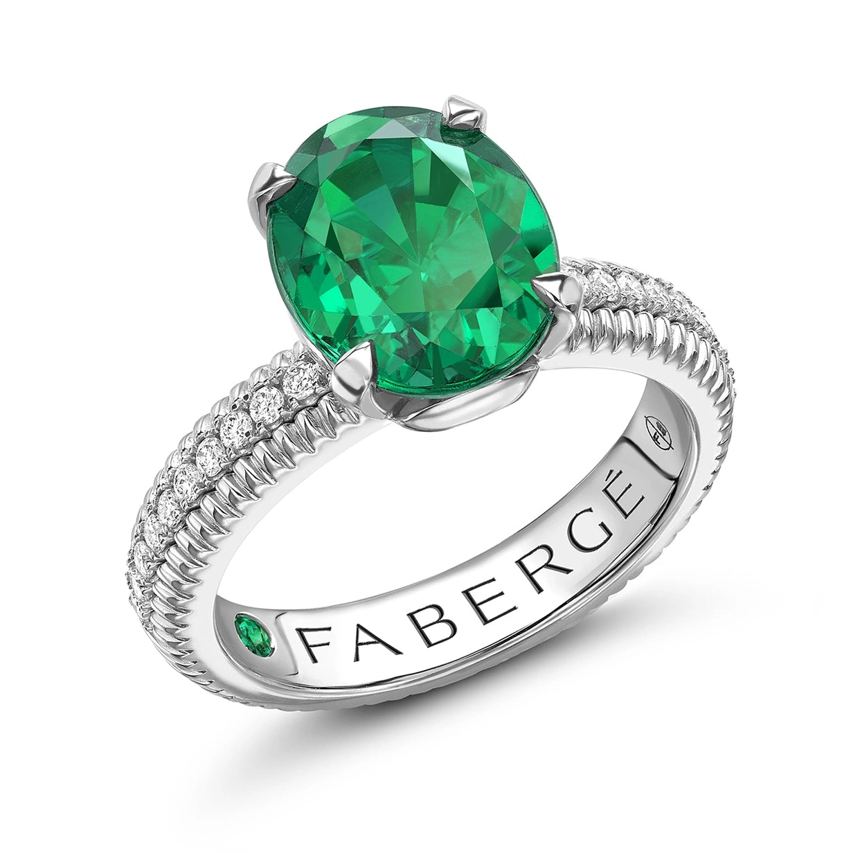White Gold Emerald Fluted Ring with Diamond Shoulders I Fabergé